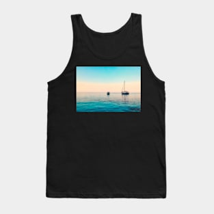 TWO BOATS AND A BLUE SUNSET ON THE SEA DESIGN Tank Top